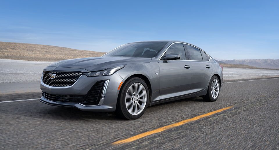 El Cadillac CT5 andando por una carretera abierta del desierto