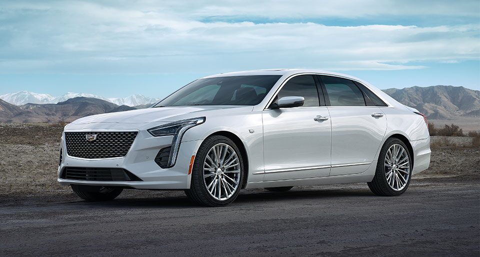 El Cadillac CT6 estacionado en un camino de grava con montañas de fondo