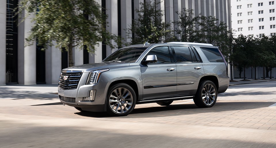 El poderoso e icónico Cadillac Escalade conduciendo por el centro de una ciudad