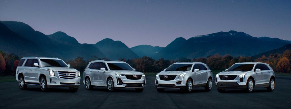La lujosa e icónica flota de vehículos SUV Cadillac con montañas de fondo