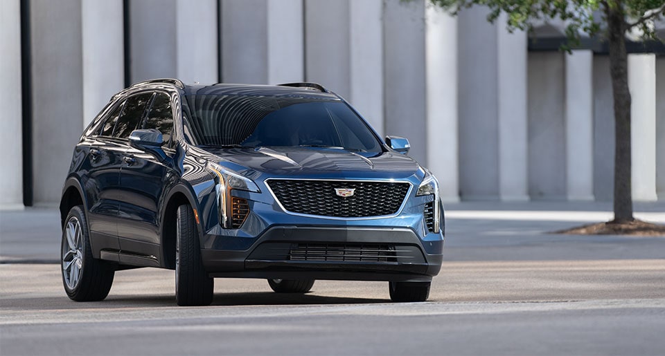 El magistralmente diseñado Cadillac XT4 andando por una ciudad