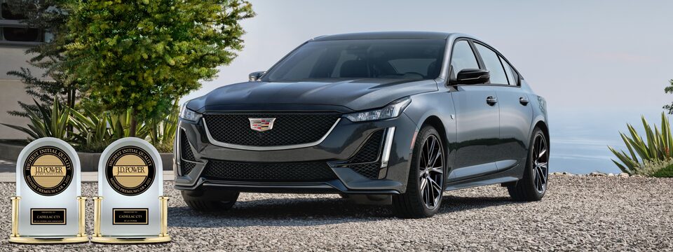 El Cadillac CT4 premiado según el estudio JD Power se muestra estacionado en una costa