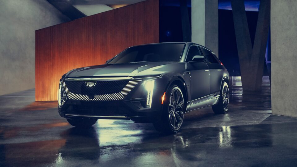 Vista de medio perfil de la SUV Cadillac LYRIQ totalmente eléctrica 2023