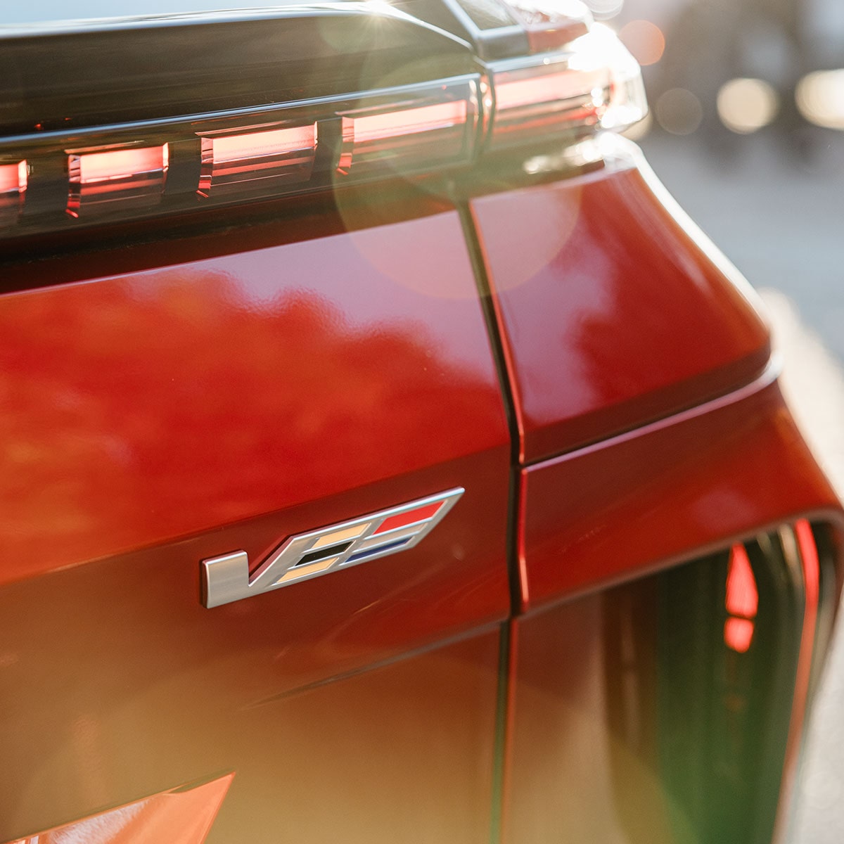 Emblema V-Series trasero en Cadillac LYRIQ-V 2027 Roja.