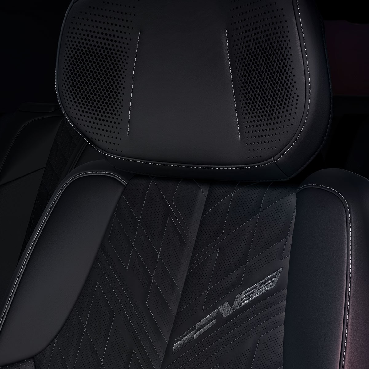 Asiento delantero de Cadillac LYRIQ-V 2027 con emblema de desempeño V-series y tapizado estampado.