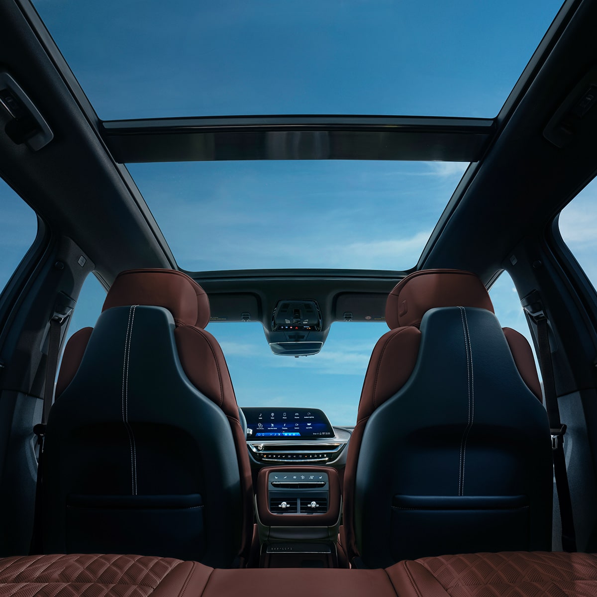 Interior de Cadillac LYRIQ 2027 con asientos de piel Marrón y techo de vidrio panorámico.