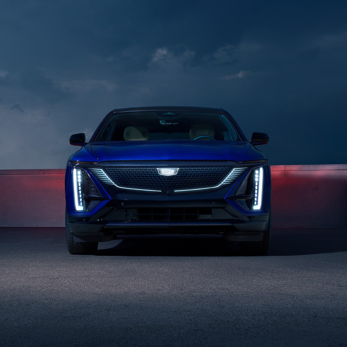 Vista delantera de Cadillac LYRIQ 2027 con iluminación LED distintiva.