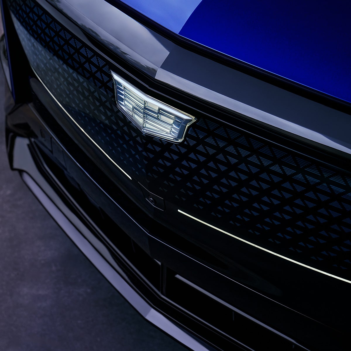 Parrilla frontal y blasón de Cadillac en una Cadillac LYRIQ 2027 Azul.