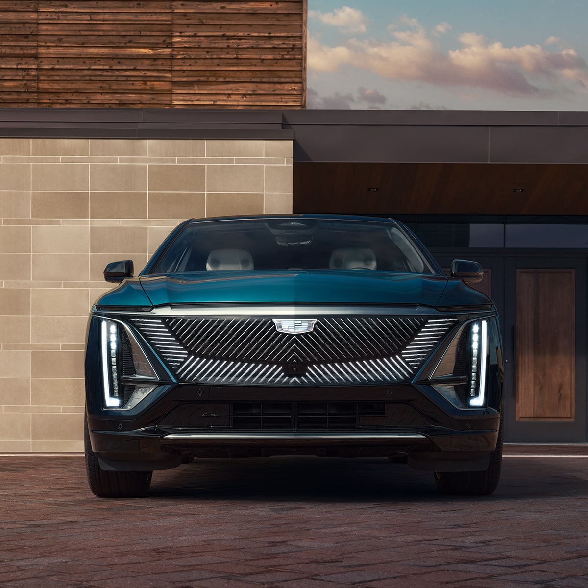 Vista delantera de Cadillac LYRIQ 2027 con iluminación LED vertical distintiva.