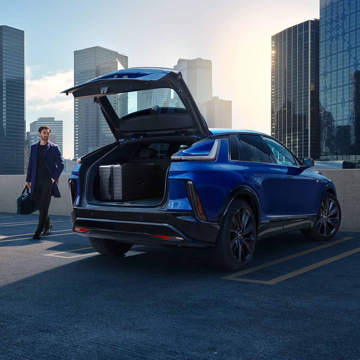 Cadillac LYRIQ 2027 con la compuerta trasera abierta en un entorno urbano.