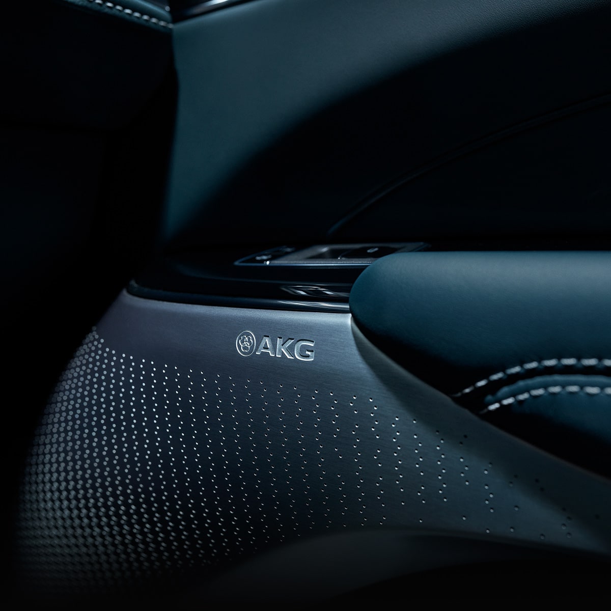 Parrilla de bocina AKG en el panel de la puerta de Cadillac LYRIQ 2027.