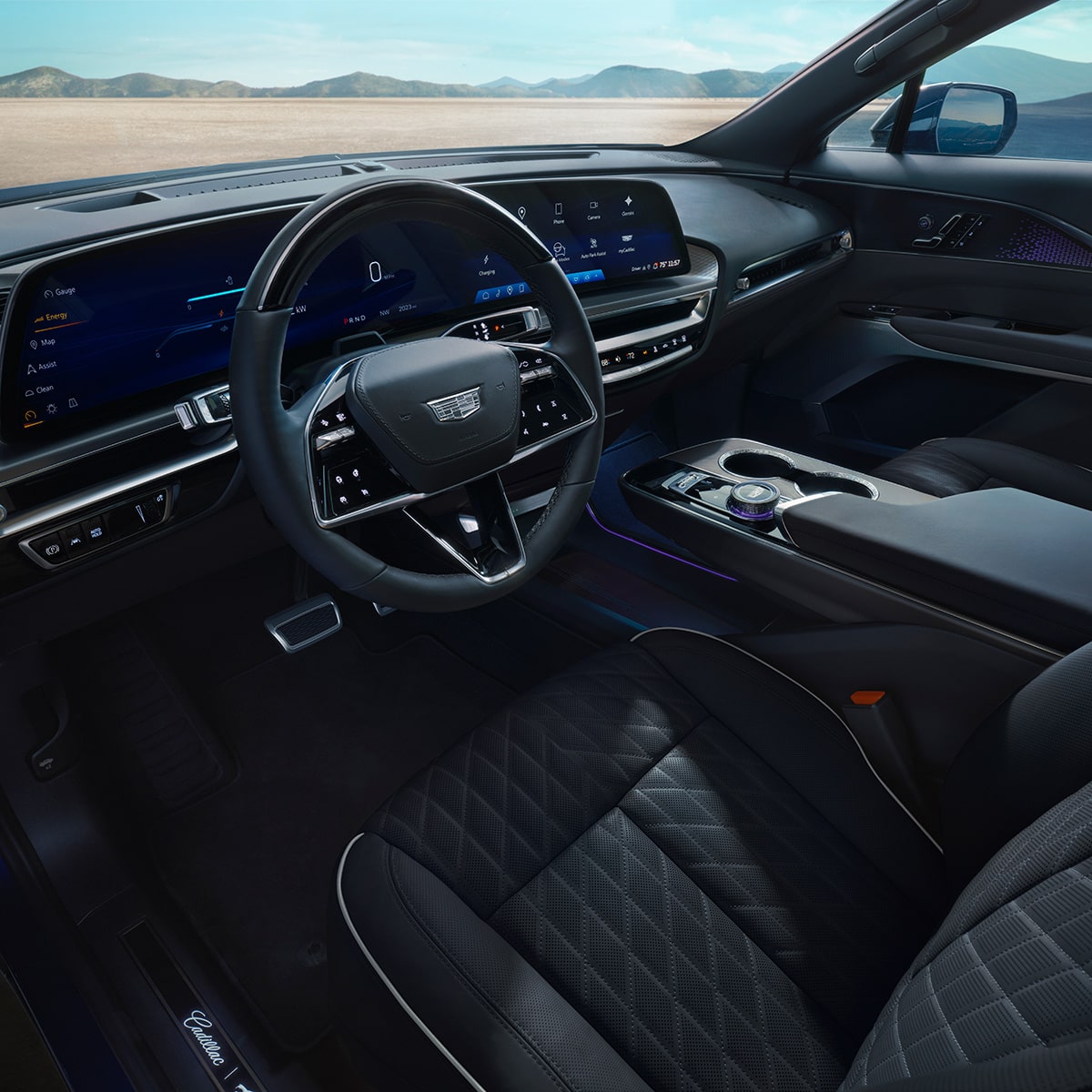 Interior de Cadillac LYRIQ 2027 con pantalla LED de 33 pulgadas y controles de la consola central.