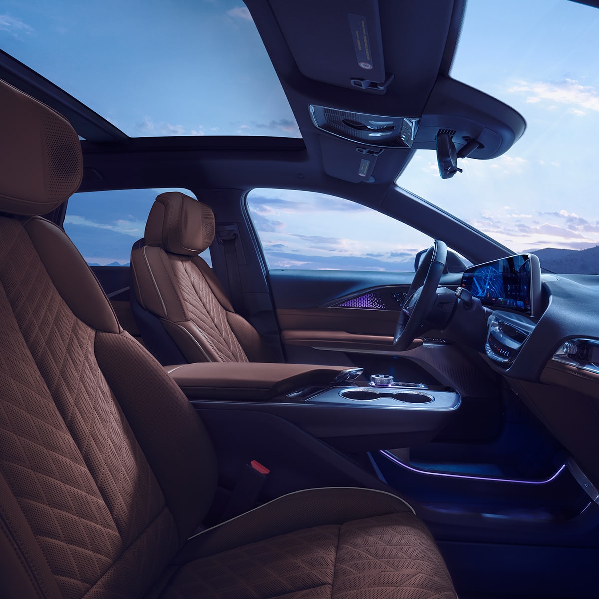 Interior de Cadillac LYRIQ 2027 con asientos de piel acolchados, techo de vidrio panorámico y controles de la consola central.