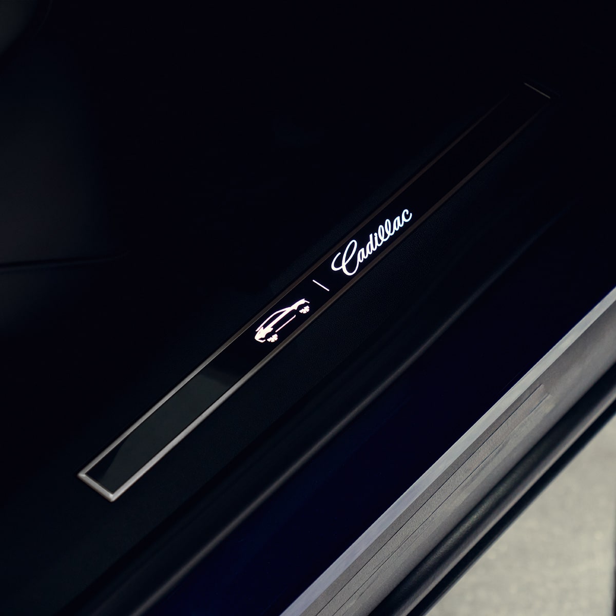 Moldura de puerta iluminada con letras Cadillac en Cadillac LYRIQ 2027.