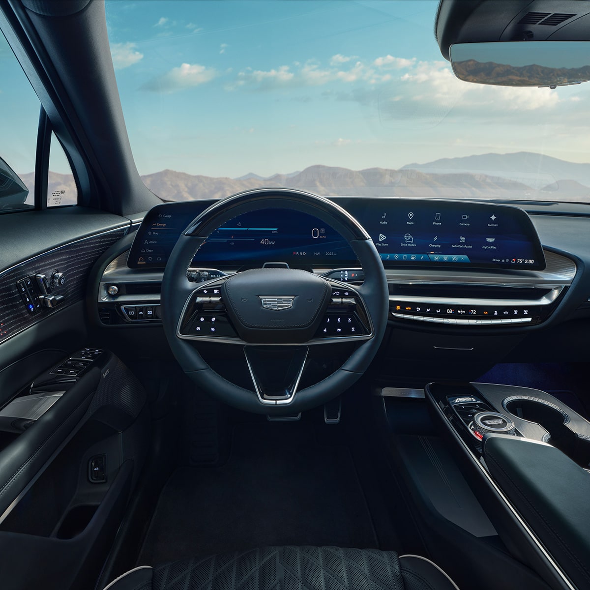 Interior de Cadillac LYRIQ 2027 con volante, panel de instrumentos digital y una pantalla LED de 33".