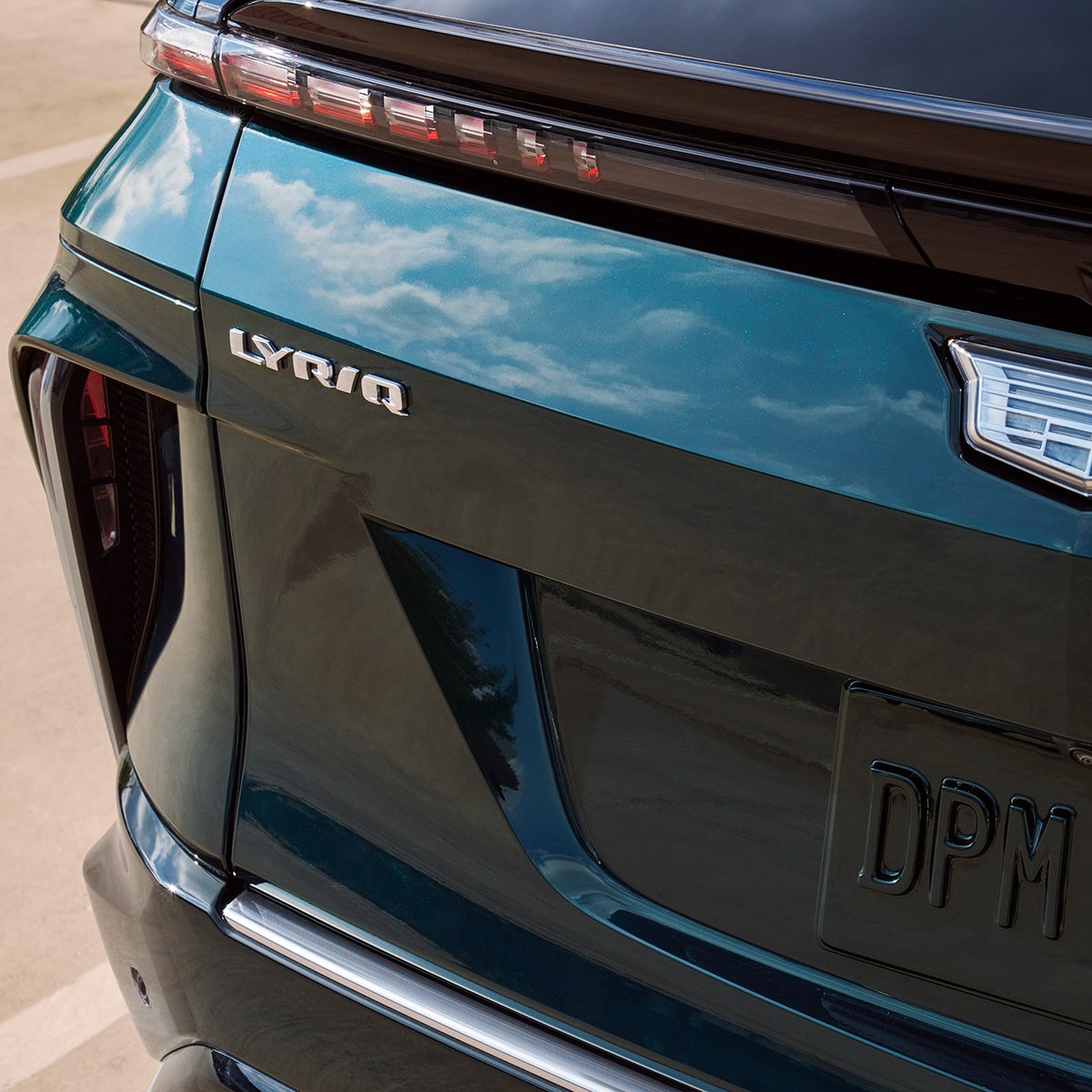 Emblema de LYRIQ trasero en Cadillac LYRIQ 2027.
