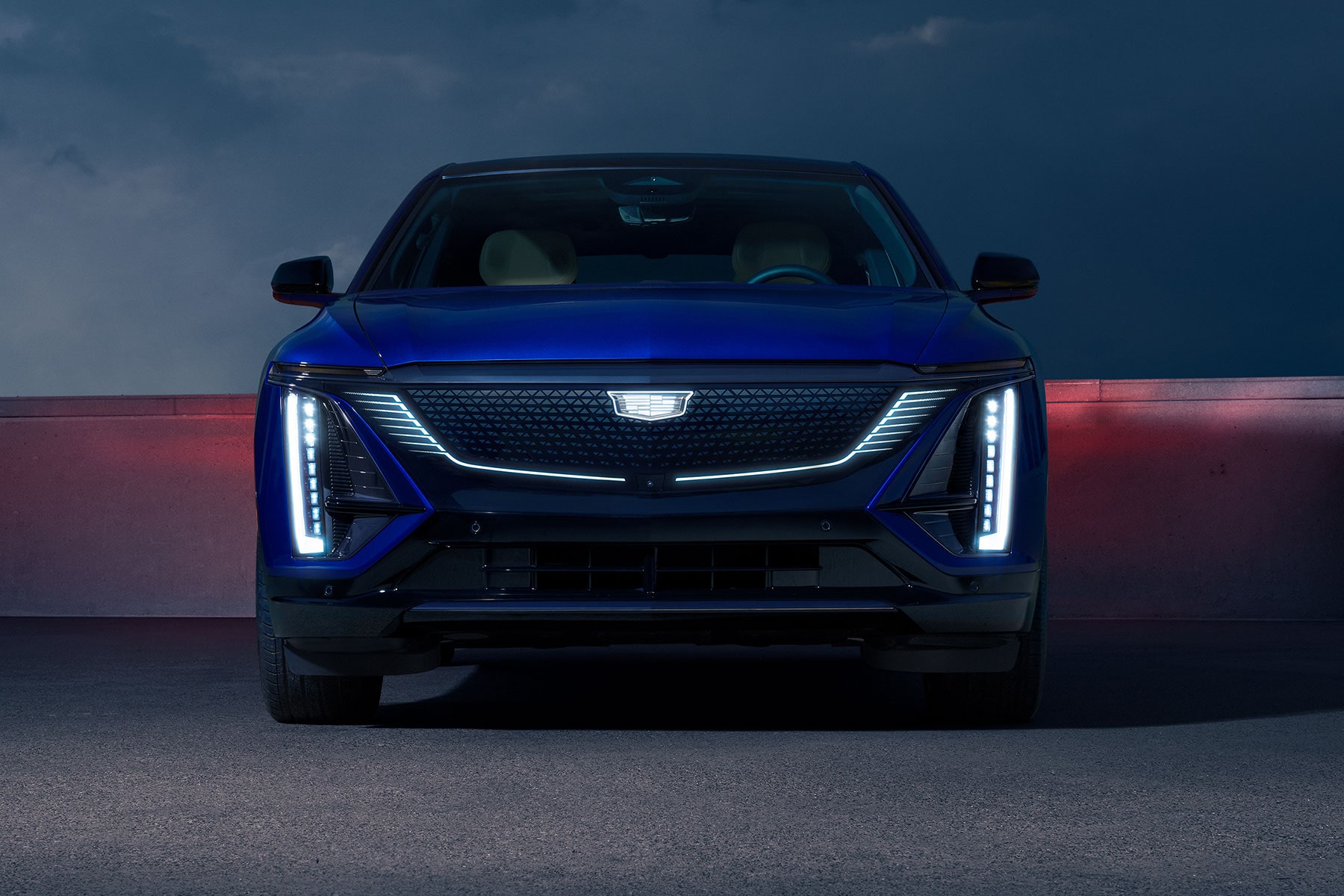 Vista delantera de Cadillac LYRIQ 2027 con iluminación LED vertical distintiva.