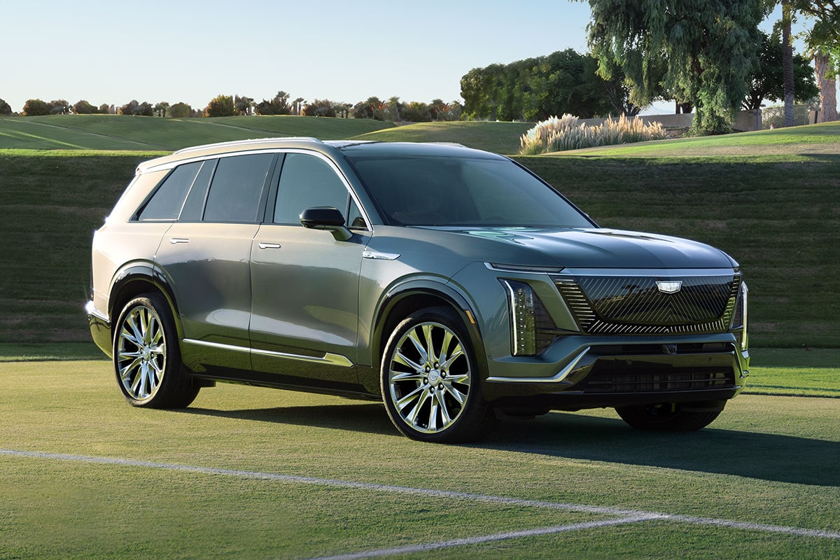 Three-quarter View of a 2027 Cadillac VISTIQ Parked on a Grassy Tennis Court