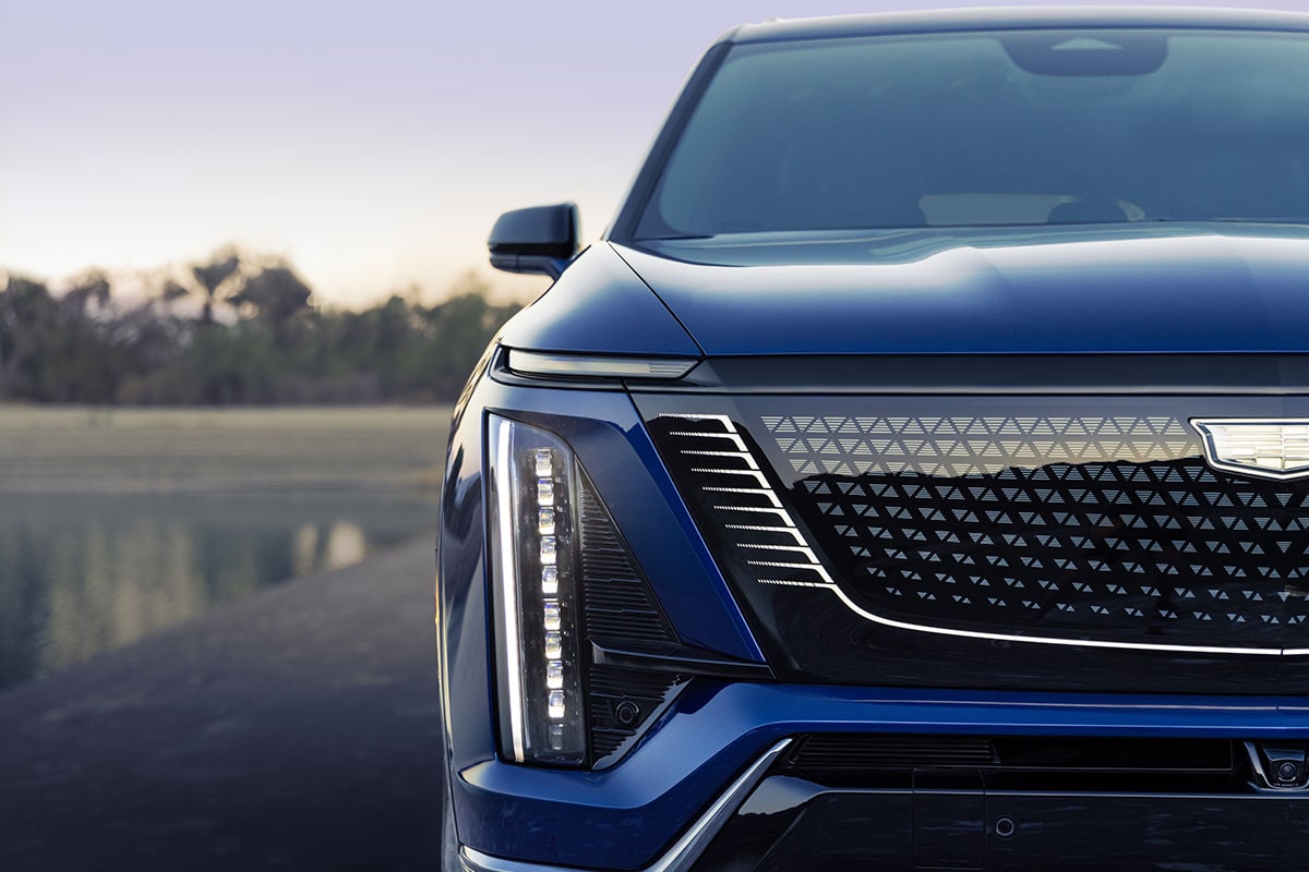 Close-up of the 2027 VISTIQ 3-row SUV Grille and Passenger Side Headlamp