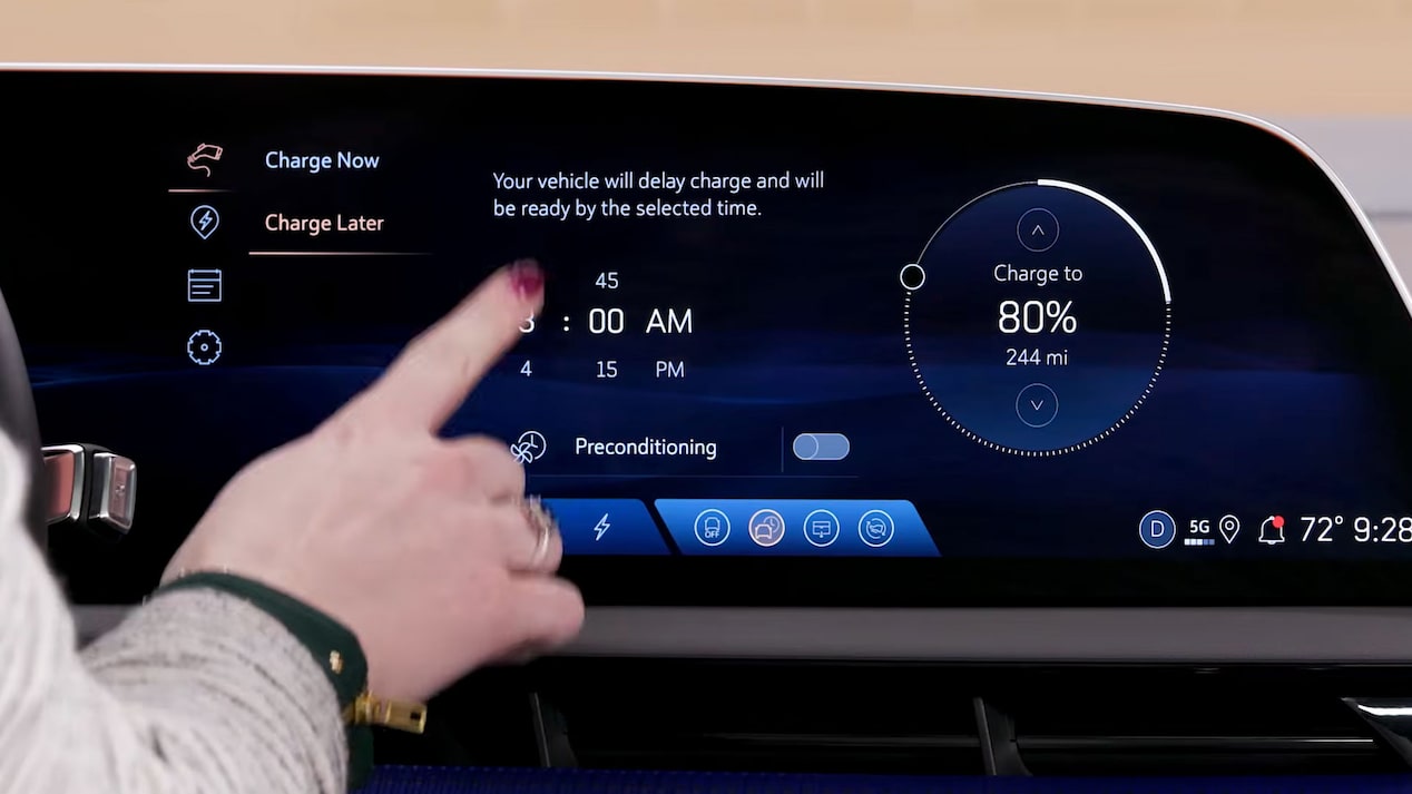 Primer plano de la aplicación de carga en el vehículo en la pantalla de infoentretenimiento de un Cadillac