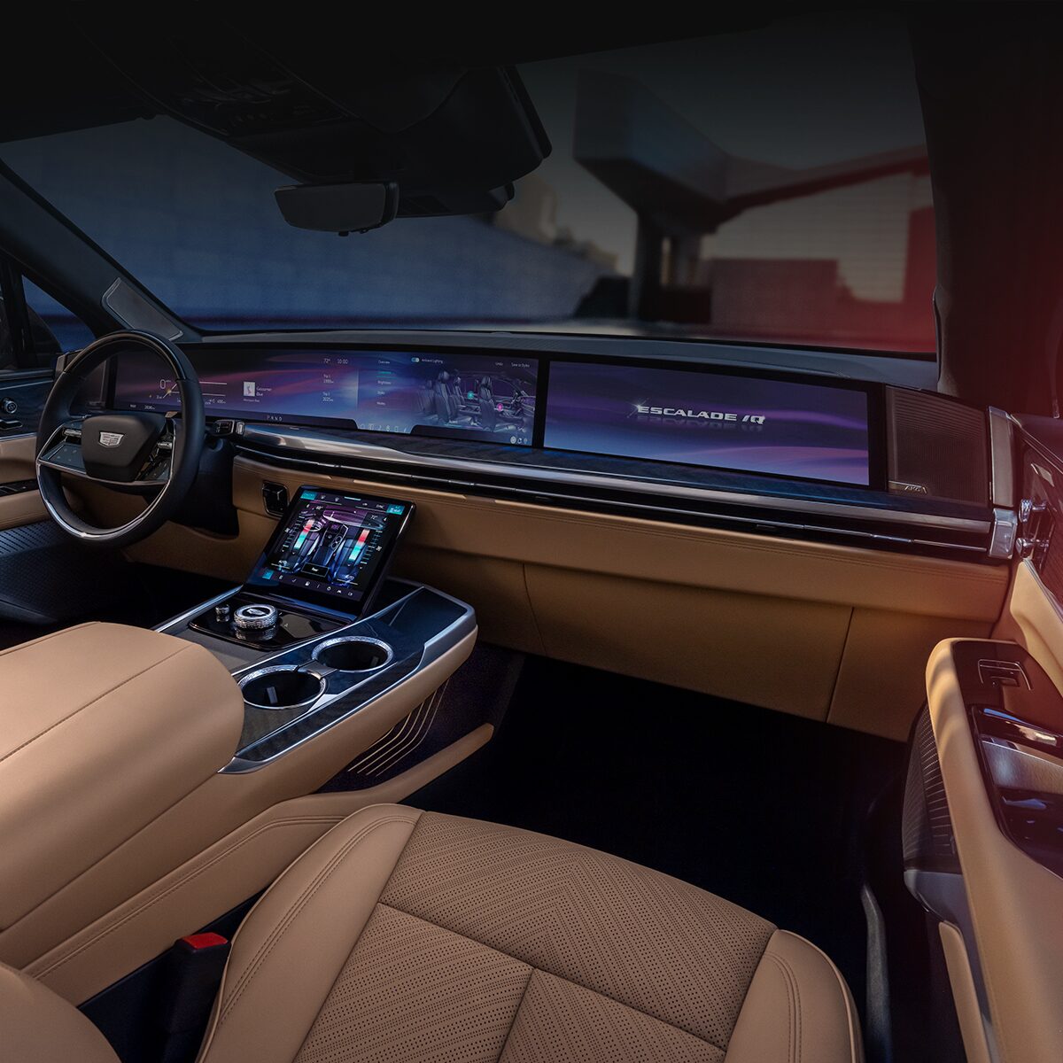 Vista completa del tablero y la consola central futuristas de la Cadillac ESCALADE IQ 2025 desde el asiento del pasajero