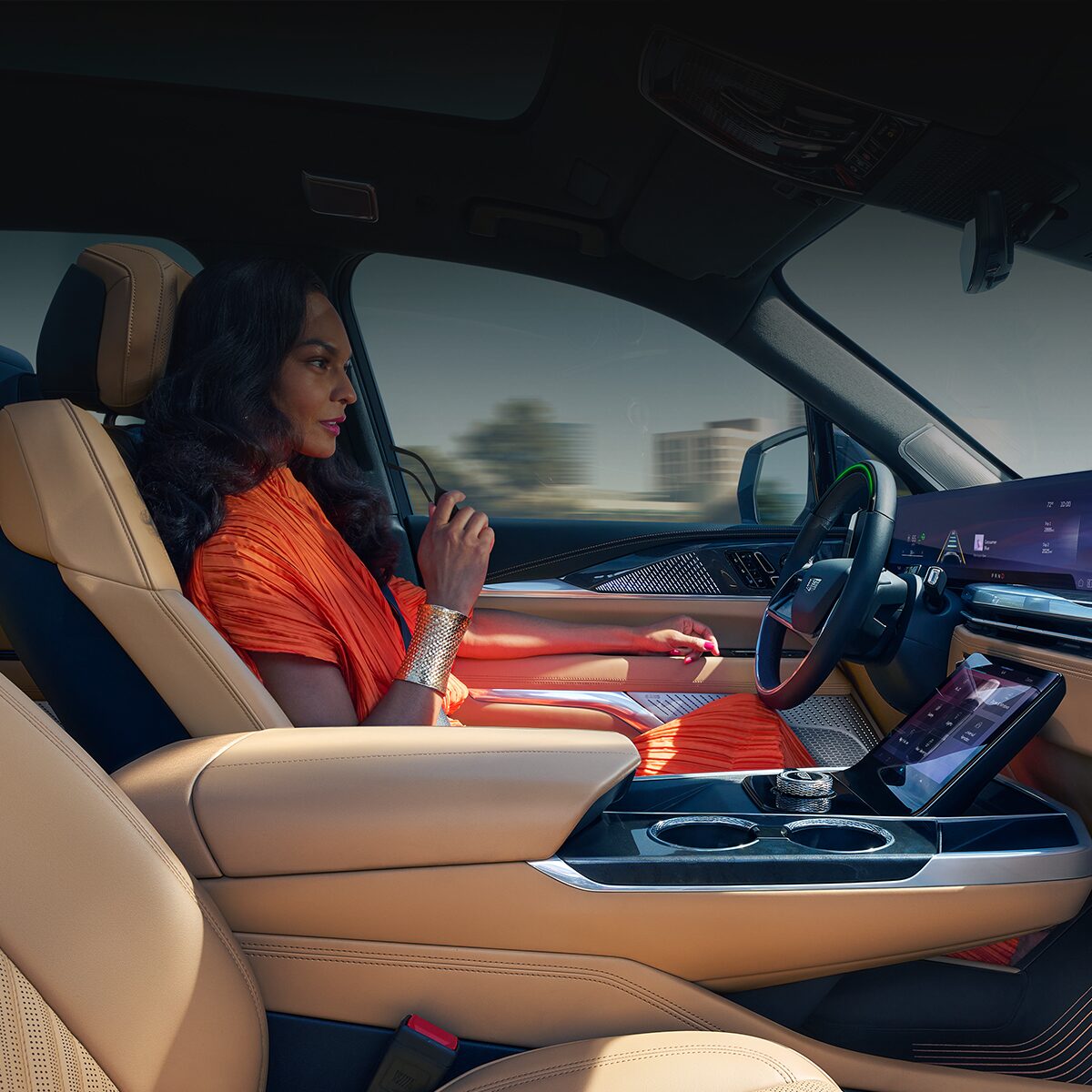 Vista desde el asiento del pasajero de una mujer conduciendo una Cadillac sin tocar el volante con la función Super Cruise