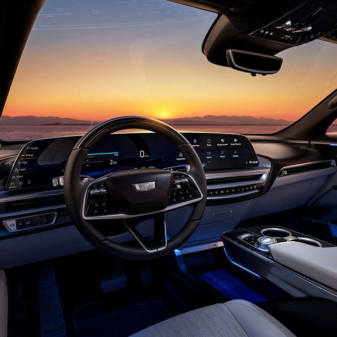 Vista del atardecer desde el asiento del conductor de un vehículo Cadillac