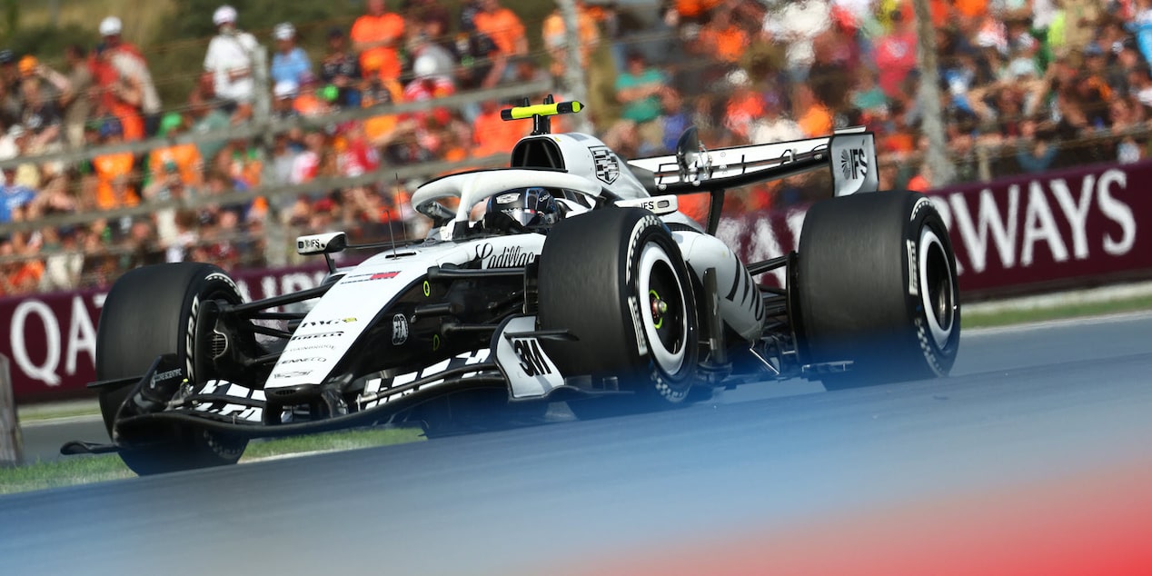 Valtteri Bottas conduciendo en la pista hacia la cámara desde un ángulo bajo.