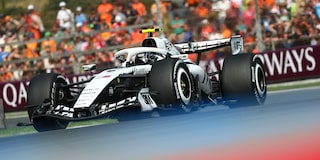 Valtteri Bottas conduciendo en la pista hacia la cámara desde un ángulo bajo.