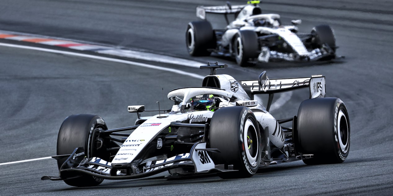 Valtteri Bottas conduce en la pista en dirección a la cámara, con el vehículo de su compañero de equipo Checo Pérez siguiéndolo al fondo.