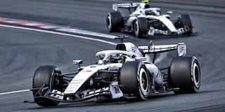 Valtteri Bottas conduce en la pista en dirección a la cámara, con el vehículo de su compañero de equipo Checo Pérez siguiéndolo al fondo.