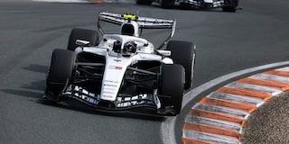 Valtteri Bottas conduciendo en la pista durante la carrera, tomando una curva con su compañero de equipo Checo Pérez cerca detrás de él.