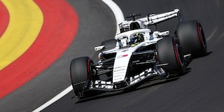 Sergio "Checo" Pérez conduciendo en la pista durante la sesión de práctica.