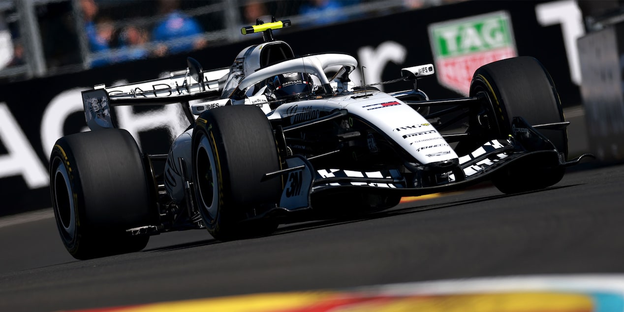 Ángulo bajo de Valtteri Bottas conduciendo en la pista durante la sesión de práctica.