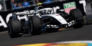 Ángulo bajo de Valtteri Bottas conduciendo en la pista durante la sesión de práctica.