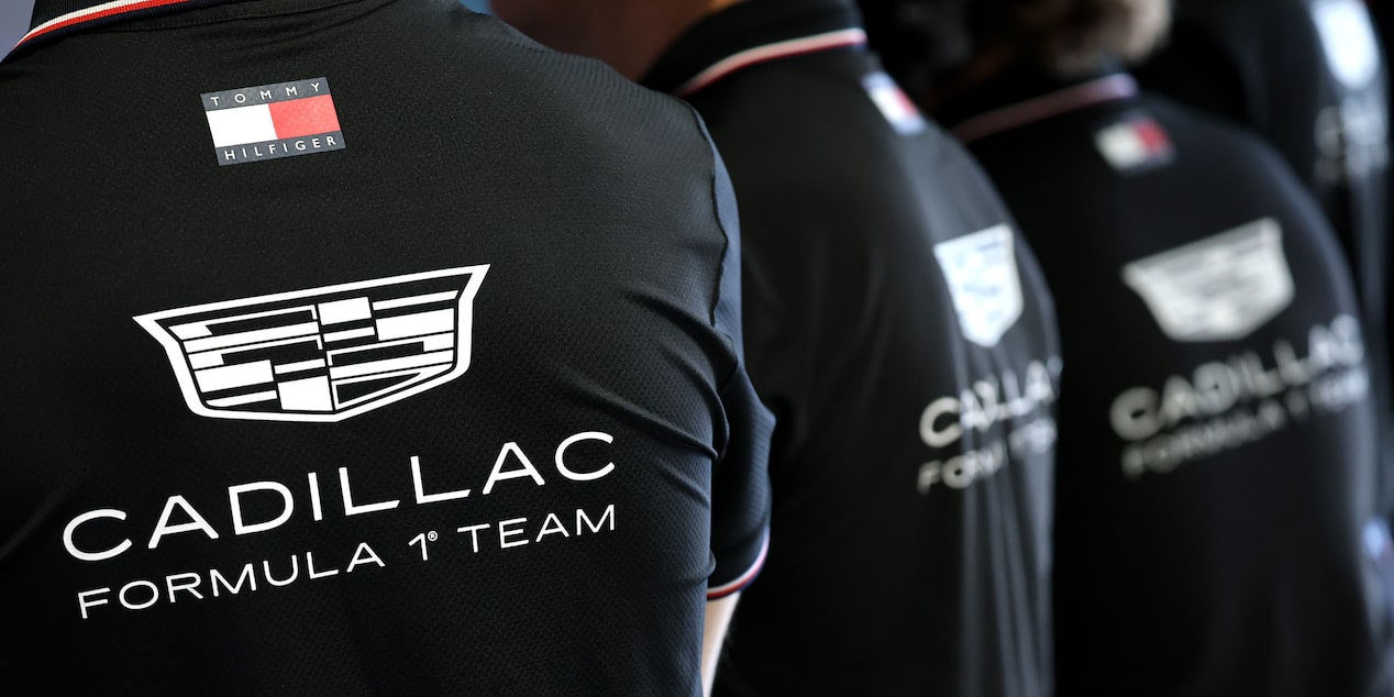 Vista detallada del logotipo del equipo CF1 en la parte posterior de las camisetas de los miembros del equipo.