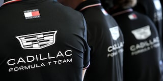 Vista detallada del logotipo del equipo CF1 en la parte posterior de las camisetas de los miembros del equipo.