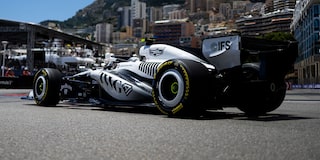 Un Cadillac F1 a toda velocidad en una pista de carreras