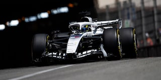 Un Cadillac F1 a toda velocidad en una pista de carreras