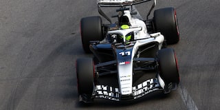 Un Cadillac F1 a toda velocidad en una pista de carreras