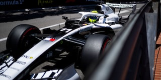 Un Cadillac F1 a toda velocidad en una pista de carreras