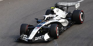 Un Cadillac F1 a toda velocidad en una pista de carreras