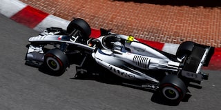 Un Cadillac F1 a toda velocidad en una pista de carreras