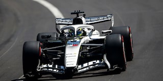 Un Cadillac F1 a toda velocidad en una pista de carreras