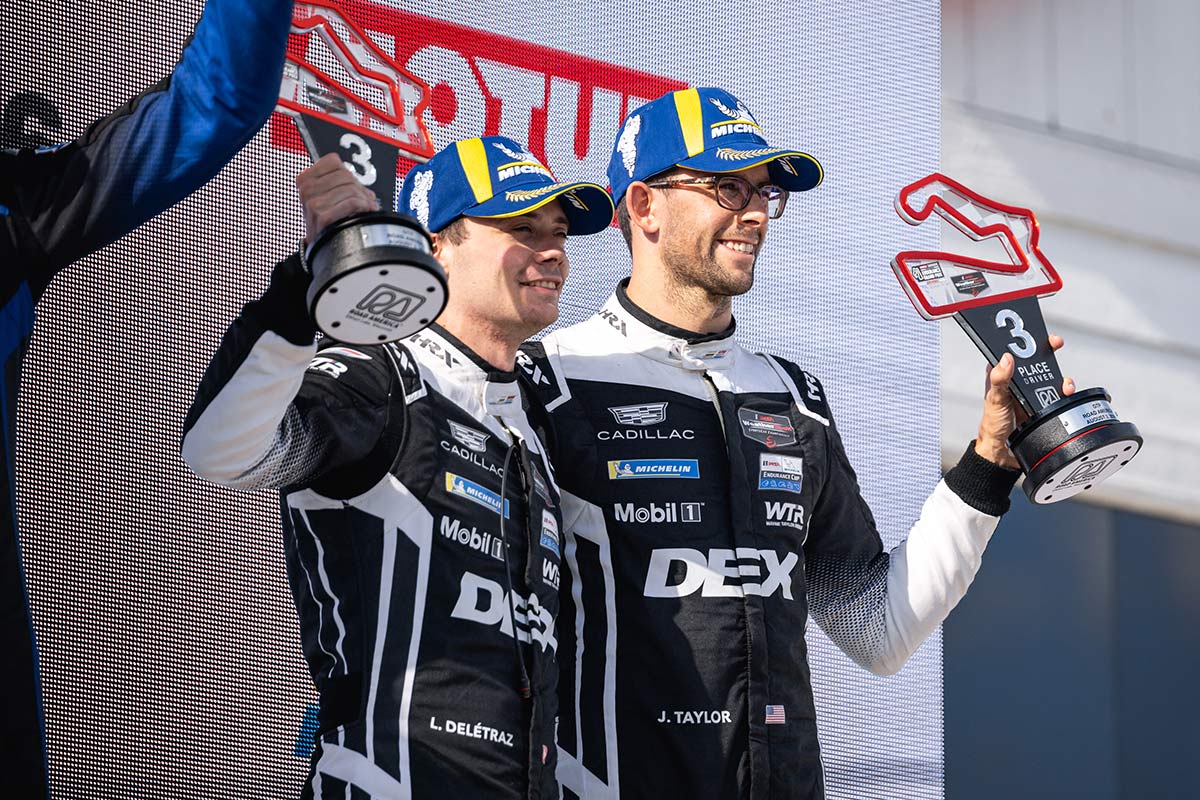Pilotos del equipo de Cadillac Racing rociando champaña en un podio en Watkins Glen International con las marcas WeatherTech e IMSA visibles en el fondo de la celebración.