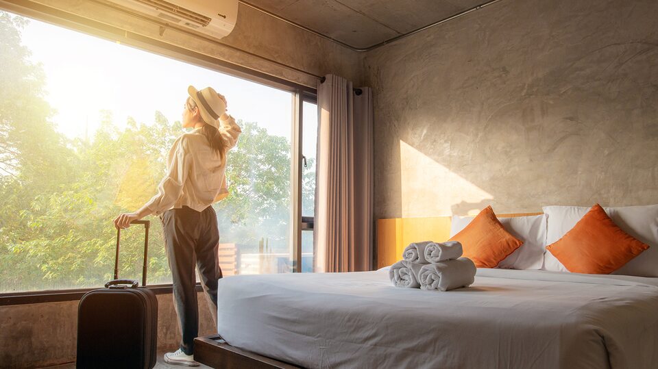 Una mujer reserva una habitación de hotel con la tarjeta My Cadillac Rewards