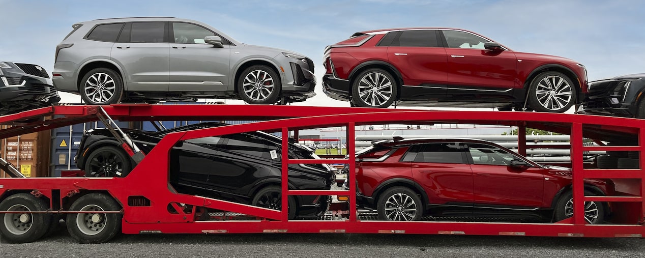 Varios vehículos Cadillac en un transportador de autos