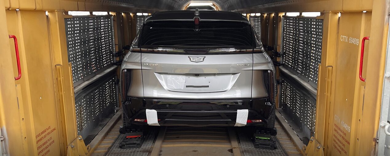Cadillac Lyriq cargado en un vagón de tren