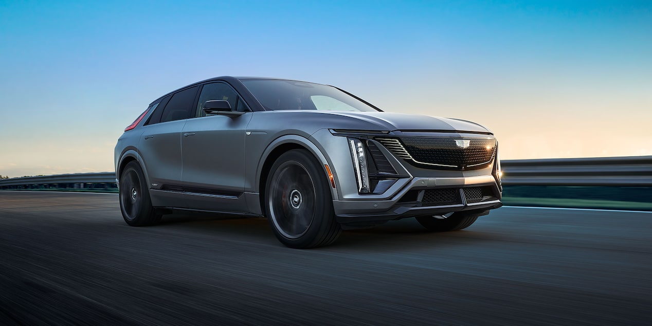 Three-quarters View of a 2026 Cadillac VISTIQ Parked on a Grassy Tennis Court