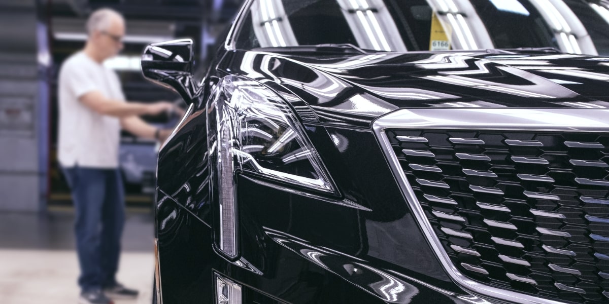 Hombre revisando Cadillac XT6 después del ensamble